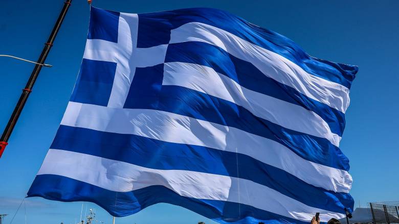 Γιγαντιαία ελληνική σημαία 1.440 τ.μ. υψώθηκε στο Ηράκλειο — Μήνυμα υπερηφάνειας από την Κρήτη