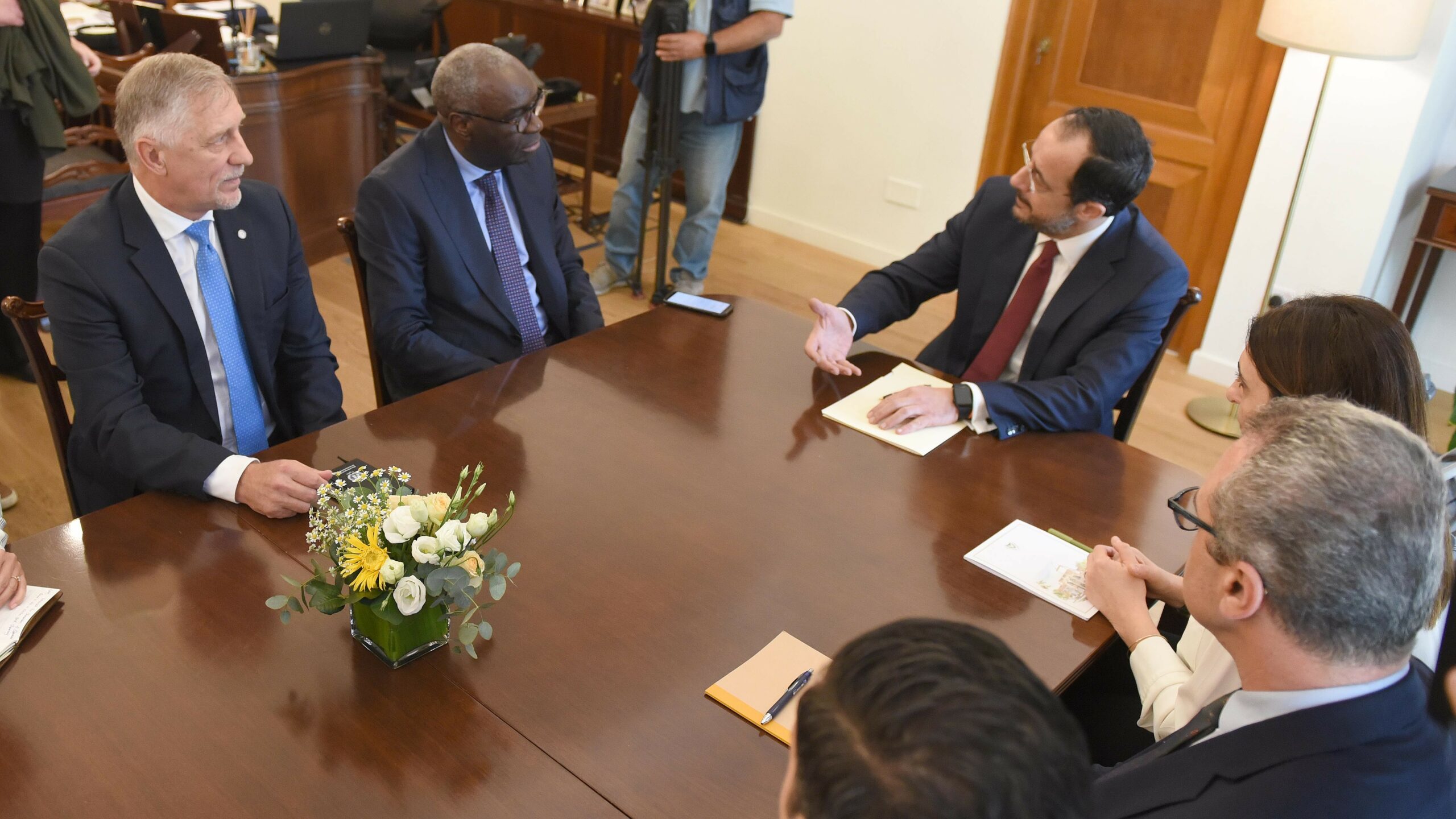 Τον ψάχνουν για τα ραντεβού – Στον αέρα και η επίσκεψη Ολγκίν αφού ο Ερχιουρμάν θέλει πρώτα να μιλήσει με Ερντογάν