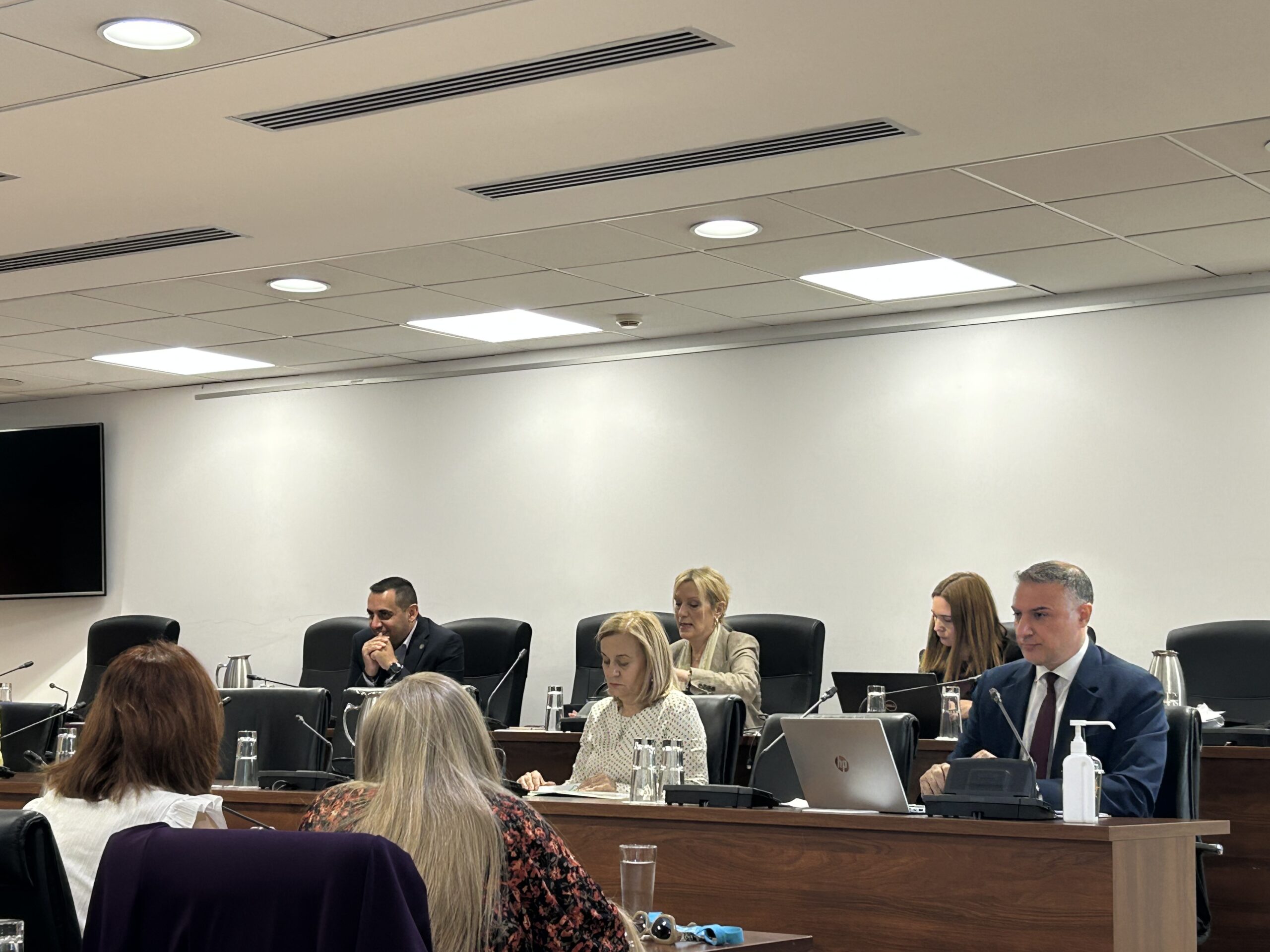 Κατοχύρωση δικαιώματος ΑμεΑ για συνοδεία από σκύλους-οδηγούς, ζητούν οι βουλευτές – Μέχρι και 50.000 ευρώ το κόστος εκπαίδευσης