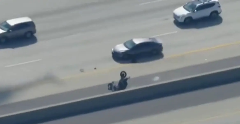 Χολιγουντιανή καταδίωξη: Αστυνομικός πέταξε στον αέρα μηχανή – Ο αναβάτης της είχε σκοτώσει συνάδελφό του