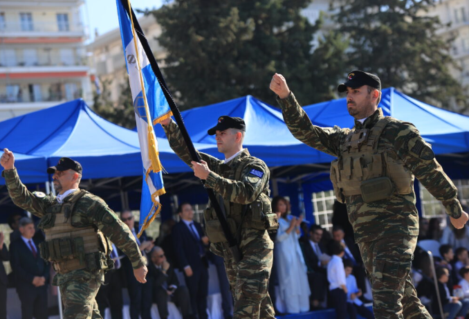 Σε εξέλιξη η στρατιωτική παρέλαση της 28ης Οκτωβρίου στη Θεσσαλονίκη – Δείτε ζωντανή εικόνα