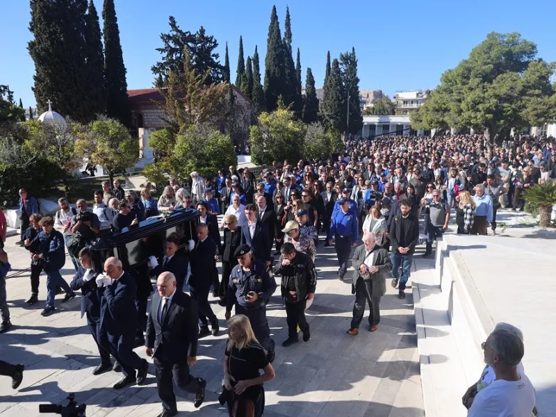 Η Ελλάδα αποχαιρέτησε τον Διονύση Σαββόπουλο -«Ας κρατήσουν οι χοροί» έπαιζε η μπάντα – Συγκίνηση και δάκρυα