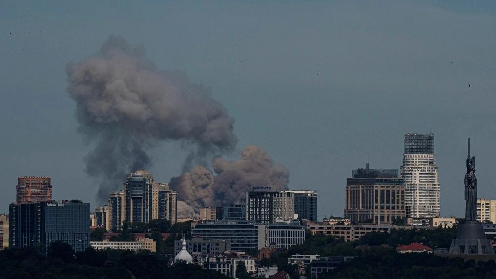 Ουκρανία: Τουλάχιστον δύο νεκροί από ρωσικές επιθέσεις – Πύραυλοι έπληξαν και το Κίεβο