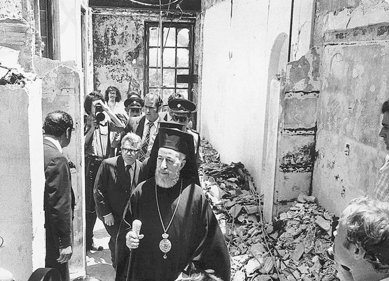 Πραξικόπημα 1974: «Ήδη ο Μακάριος είναι νεκρός!..» – «Γνώριμη είναι η φωνή, είμαι ο Μακάριος» – Το δίτομο έργο του Νίκου Παπαναστασίου (εικόνες)