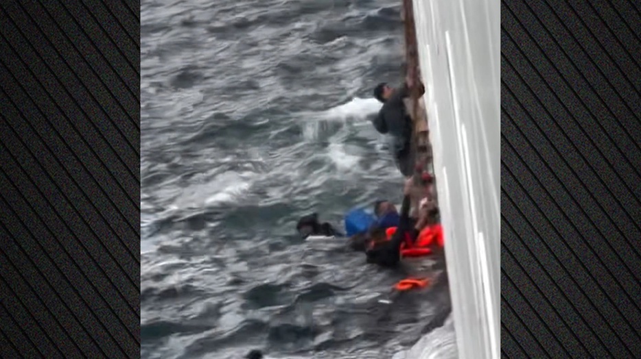 Η στιγμή που επιβάτες κρουαζιερόπλοιου σώζουν μετανάστες – Πάλευαν με τα κύματα για τη ζωή τους