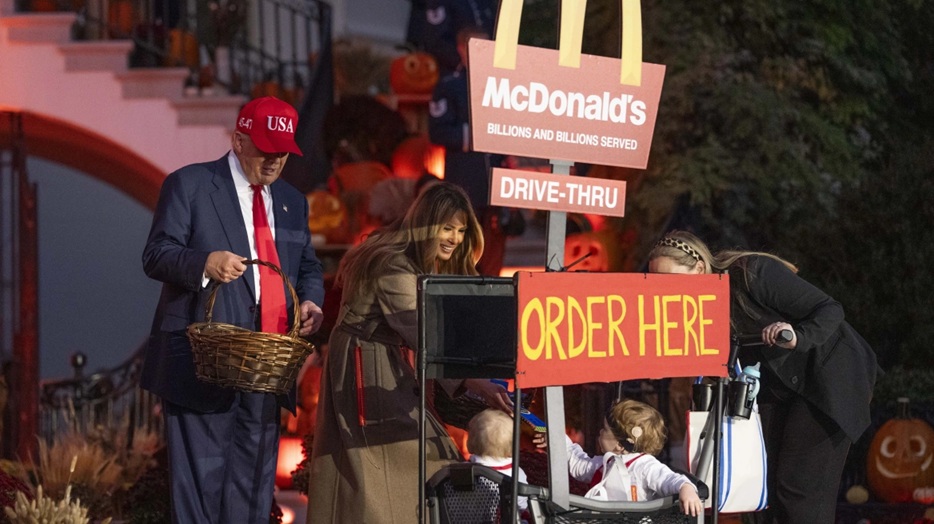 Σόου Τραμπ για το Halloween στον Λευκό Οίκο με μικρούς σωσίες και γλυκά