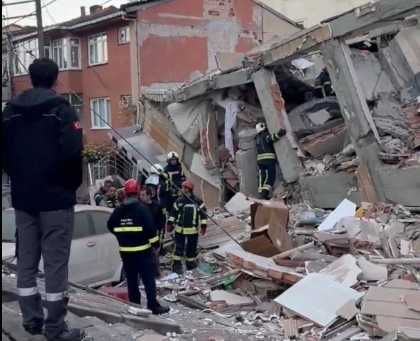 Τρόμος στην Τουρκία: Κατέρρευσε εξαώροφο κτήριο – Φόβοι για εγκλωβισμένους (βίντεο)