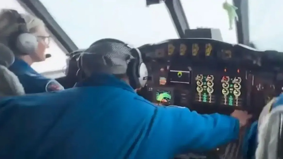 Το viral βίντεο από το κόκπιτ αεροσκάφους μέσα στο «μάτι» του τυφώνα Μελίσα – «Δεν θα παραπονεθώ ποτέ ξανά για τις αναταράξεις»