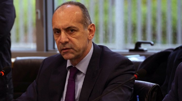 Καβγάς ΑΚΕΛ και Χαρτσιώτη στη Βουλή: «Είσαι ο μόνος υπουργός που θίγουμε» – «Ακούω σχόλια απαξιωτικά για εμένα»