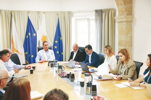 Οικονομική ανάσα €27 εκατ. για τους δήμους – Για απώλεια εσόδων από τα τέλη αδειοδότησης και για συντήρηση δρόμων