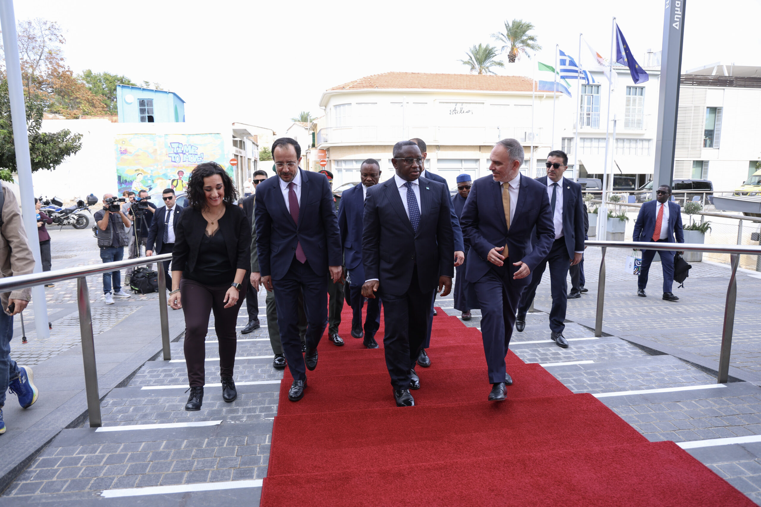 Τους έστρωσαν κόκκινο χαλί