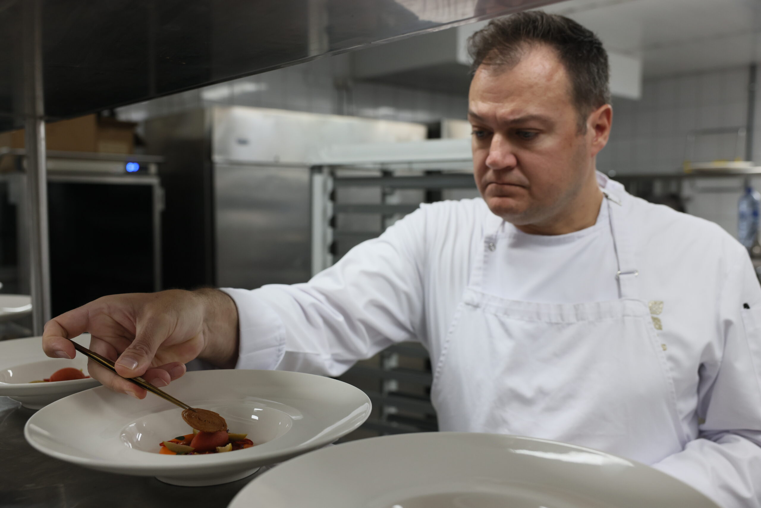 Χρυσοί Σκούφοι Κύπρου 2025: Τρυπώσαμε στην κουζίνα του Four Seasons και μάθαμε τα πάντα για το μενού του dîner de gala