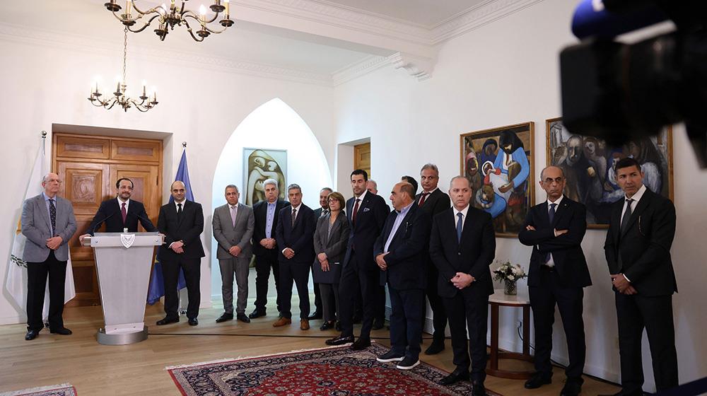 Μια τρύπα στο νερό με συνεργούς τον Πρόεδρο και τις συντεχνίες