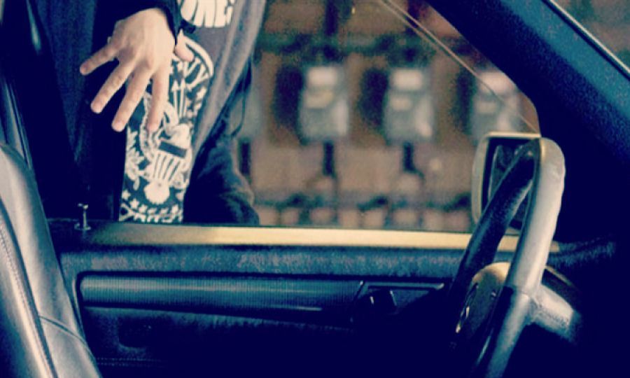 Έκλεψαν 70χρονη ενώ βρισκόταν στο αυτοκίνητό της: Προσπάθησε να τους σταματήσει – Την παρέσυραν και την έριξαν στο έδαφος