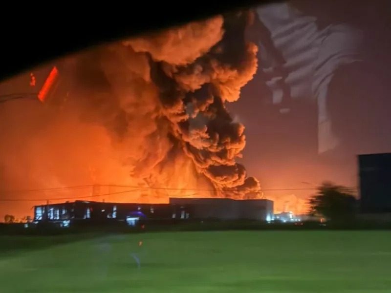 Αλυσιδωτές εκρήξεις και μεγάλη πυρκαγιά σε βιομηχανική ζώνη στο Μπουένος Άιρες – Περισσότεροι από 20 τραυματίες (εικόνες & βίντεο)