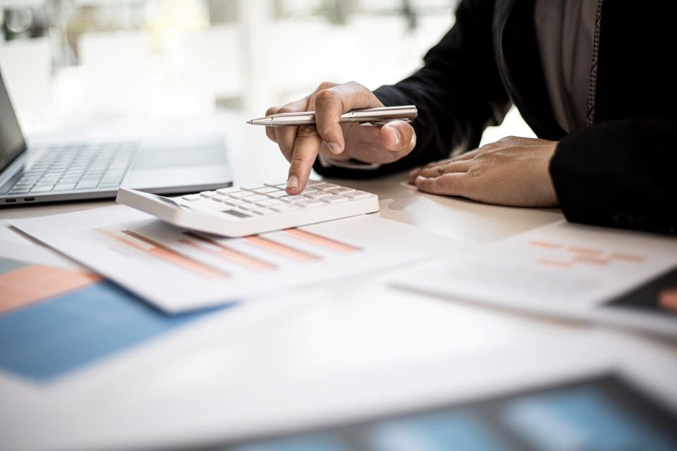 Το κράτος προτιμάει να δανείζεται με σταθερό επιτόκιο