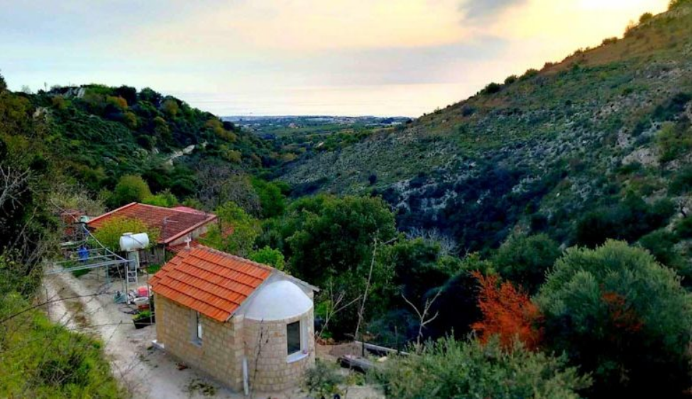 Πάφος: Ένα ξωκλήσι «θύμα» του επικίνδυνου δρόμου που περνά από πάνω του