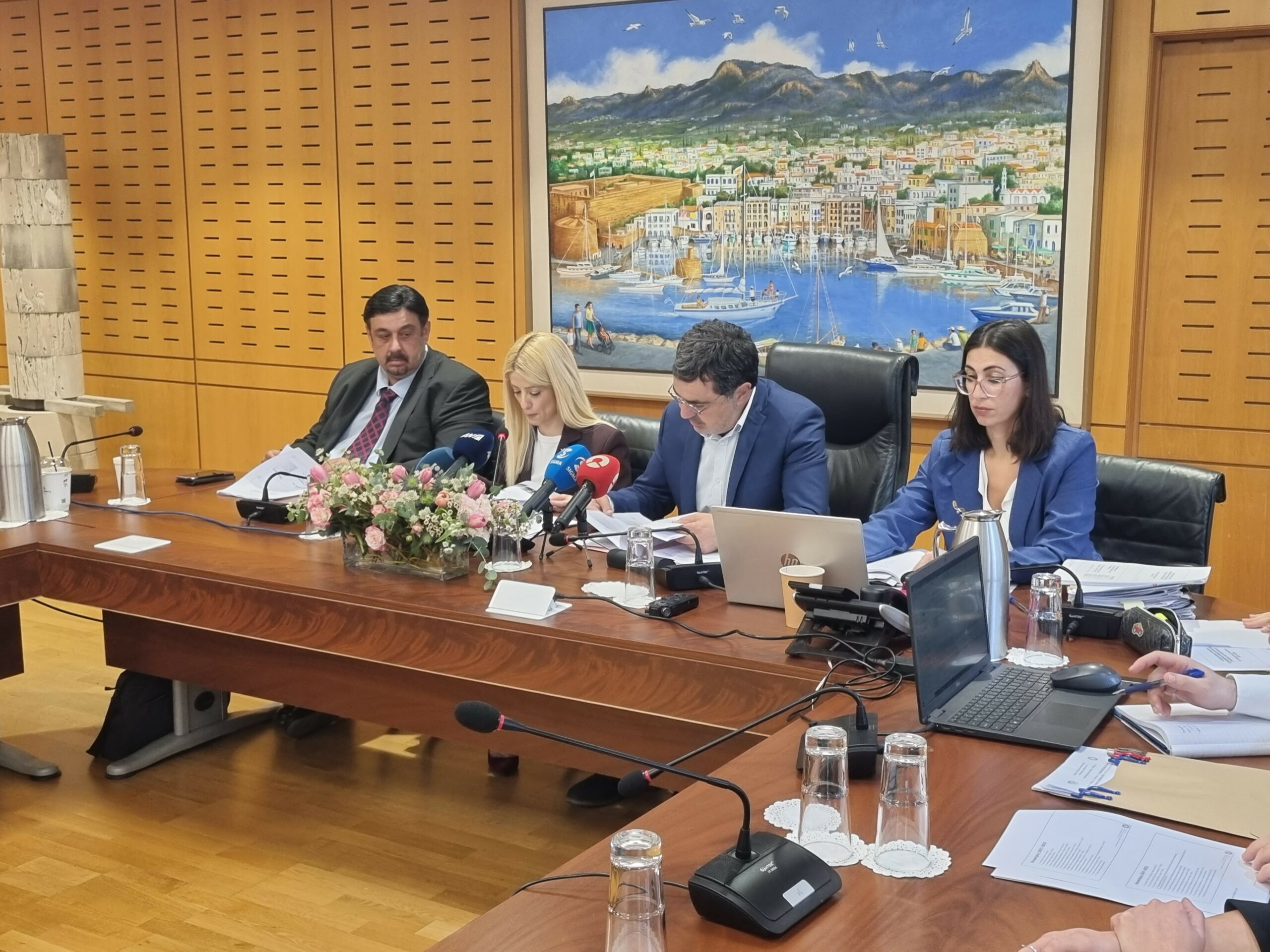 Ο σεισμός έδωσε… πάσα στην Αννίτα