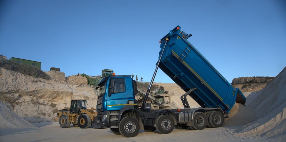 Εργολάβοι έχουν πρόσβαση σε πρώτες ύλες και κτυπούν προσφορές δημοσίου και ανταγωνιστές