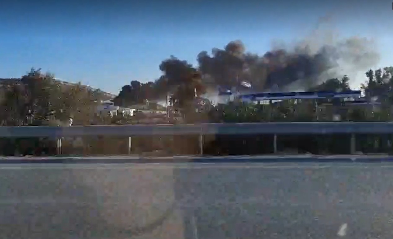 Συναγερμός στη Μονή: Στις φλόγες εργοστάσιο, επί ποδός η Πυροσβεστική – Ζητήθηκε ανάκληση προσωπικού