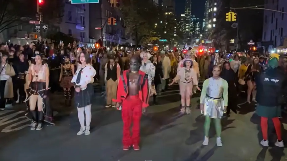 Viral ο φόρος τιμής στον Μάικλ Τζάκσον στην παρέλαση για το Halloween στη Νέα Υόρκη