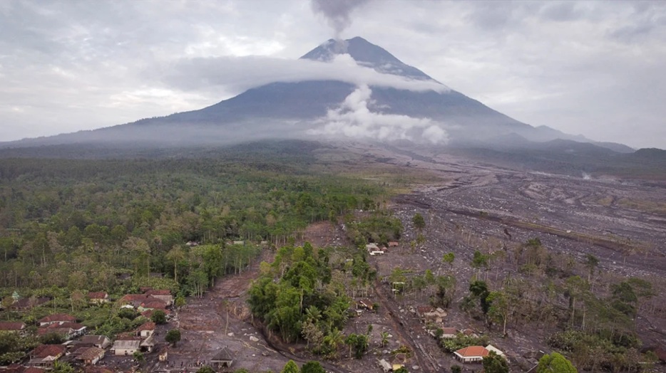 Ινδονησία: Επιχείρηση διάσωσης για 170 ορειβάτες που εγκλωβίστηκαν μετά την έκρηξη ηφαιστείου