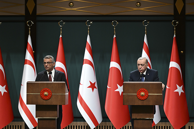 Στον άξονα των «δύο κρατών» Ερντογάν και Έρχιουρμαν