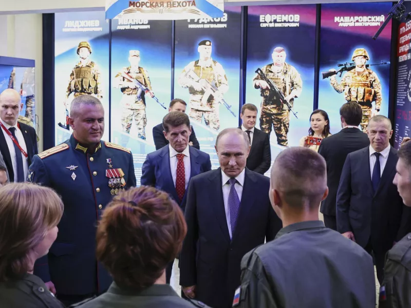 Ρωσία: Θυμίζουν εποχές Σοβιετικής Ένωσης οι πρακτικές Πούτιν – Παιδιά εκπαιδεύονται και προετοιμάζονται για πόλεμο