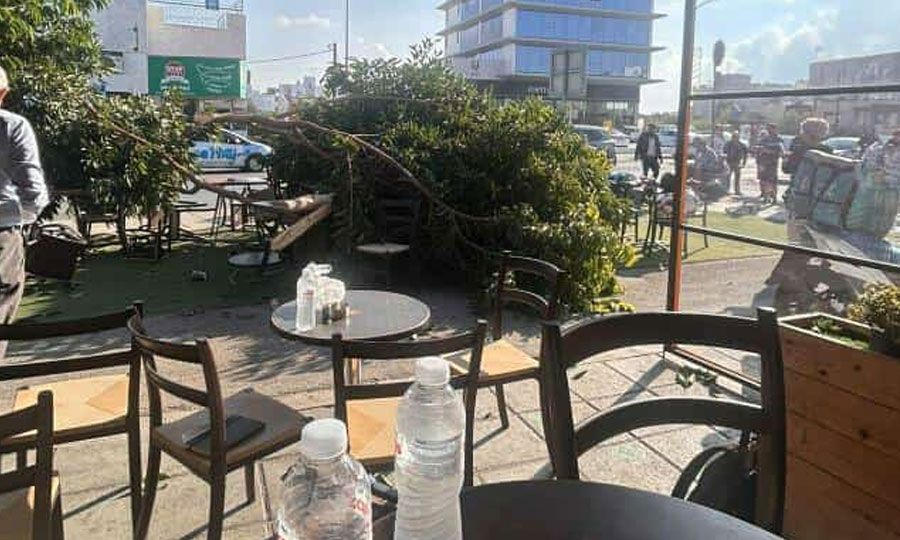 Αναστάτωση στα Λατσιά: Αυτοκίνητο καρφώθηκε σε χώρο καφετέριας – Αναφορές για ελαφρώς τραυματισμένα πρόσωπα