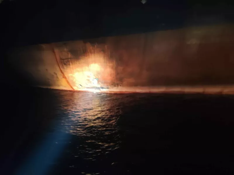 Ισχυρά ουκρανικά πλήγματα σε τάνκερ του σκιώδους στόλου της Ρωσίας – Δείτε βίντεο από την επίθεση