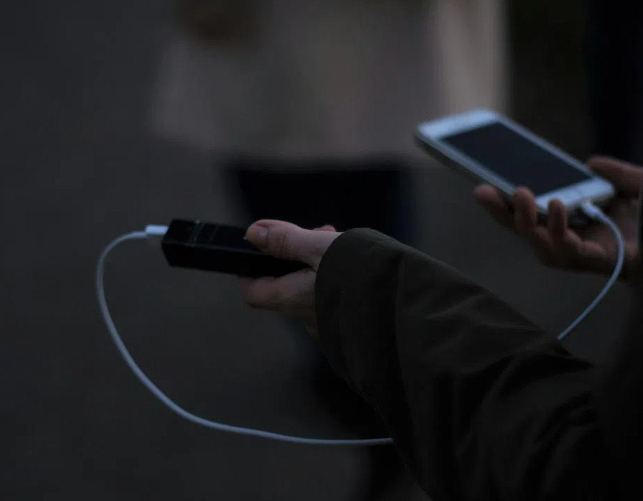 Αυστραλία: Power bank έπιασε φωτιά μέσα σε αεροδρόμιο – «Το οξύ της μπαταρίας πετάχτηκε παντού»