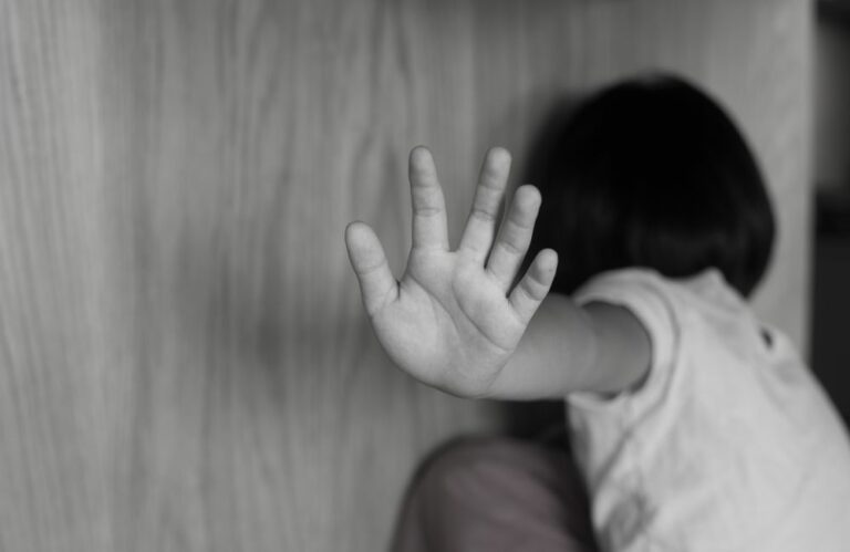 Μενίδι: 14χρονη παρουσιάστηκε σε Αστυνομικό Σταθμό με νεκρό έμβρυο – Συνελήφθη η μητέρα της για ενδοοικογενειακή βία