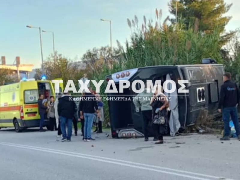 Ελλάδα: Ανατράπηκε λεωφορείο – 10 τραυματίες (εικόνες)