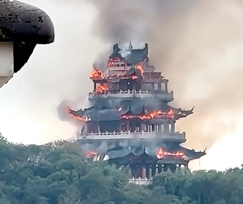 Συγκλονιστικές εικόνες: Αρχαίος ναός 1.500 ετών τυλίγεται στις φλόγες στην Κίνα