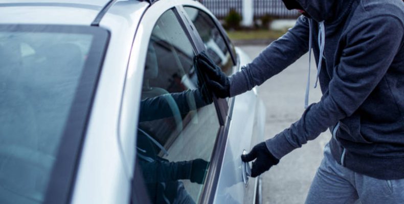 Χειροπέδες σε τρία πρόσωπα για κλοπή οχήματος – Μέσα ήταν και χαρτοφύλακας με χρήματα