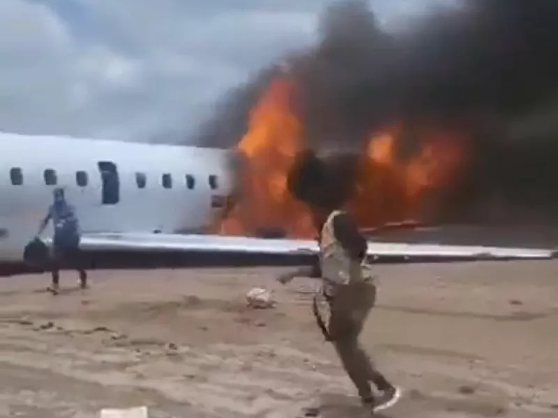 Αεροσκάφος στο Κονγκό τυλίχθηκε στις φλόγες κατά την προσγείωση – Σώοι οι επιβαίνοντες