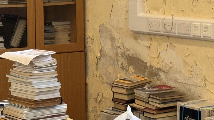 Κι από ‘δώ η βιβλιοθήκη μας