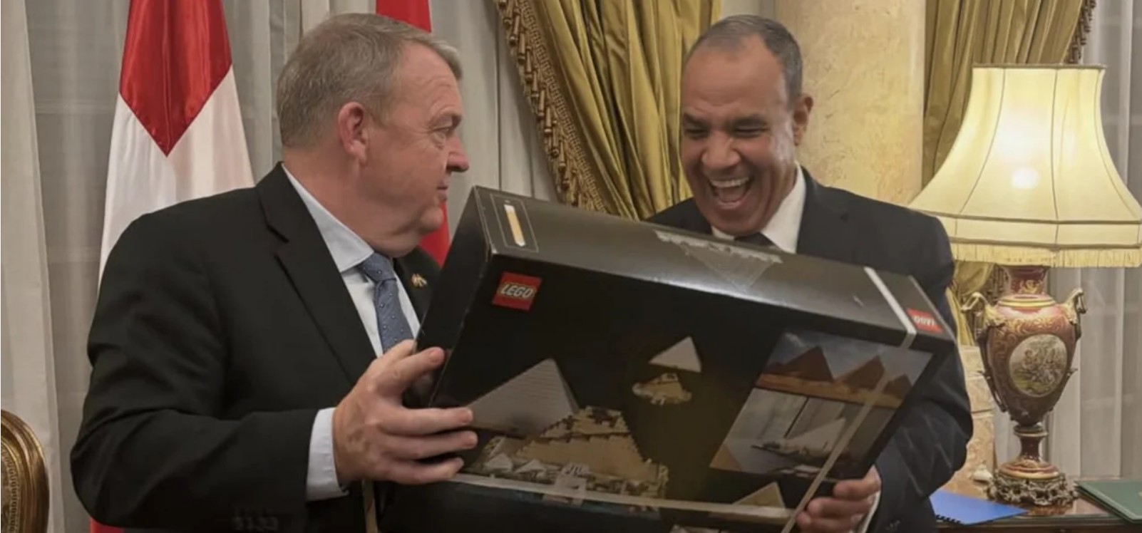 Ο Δανός ΥΠΕΞ πήρε δώρο Lego στον Αιγύπτιο ομόλογό του – Στα εγκαίνια του Μεγάλου Μουσείου