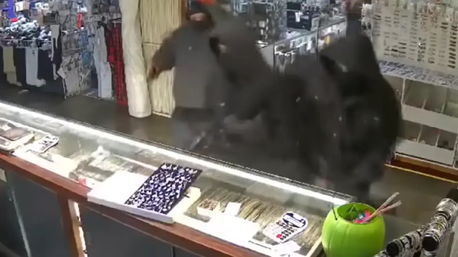 Πυροβόλησαν υπάλληλο security: Δραματική ληστεία κοσμηματοπωλείου στο Λος Άντζελες – «Φύγετε» φώναζε υπάλληλος στους δράστες