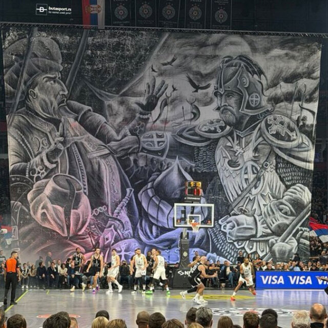 Euroleague: Έδειξαν Σέρβο ιππότη να σκοτώνει τον Σουλτάνο Μουράτ Α’ – Έξαλλοι οι Τούρκοι για το πανό στον αγώνα Παρτιζάν – Φενέρ