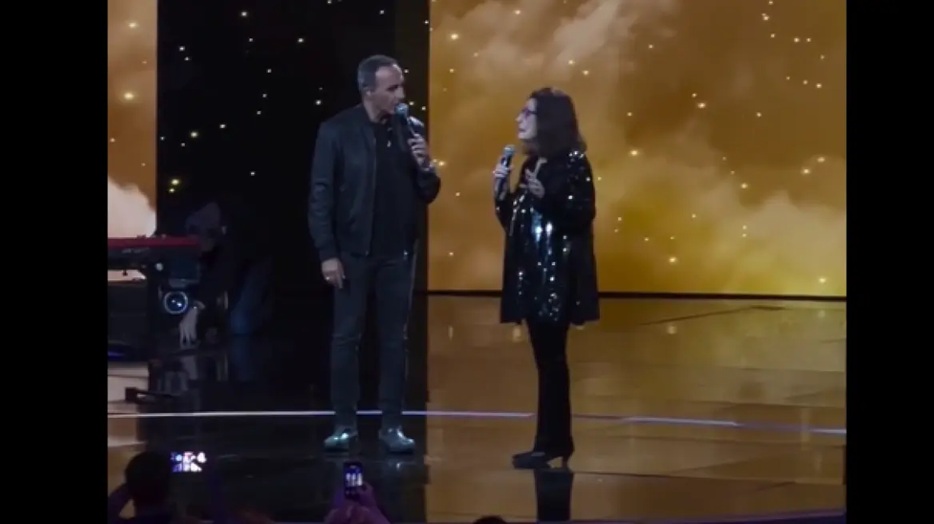 Η Νάνα Μούσχουρη τραγούδησε το «Χάρτινο το φεγγαράκι» με τον Νίκο Αλιάγα στη γαλλική τηλεόραση