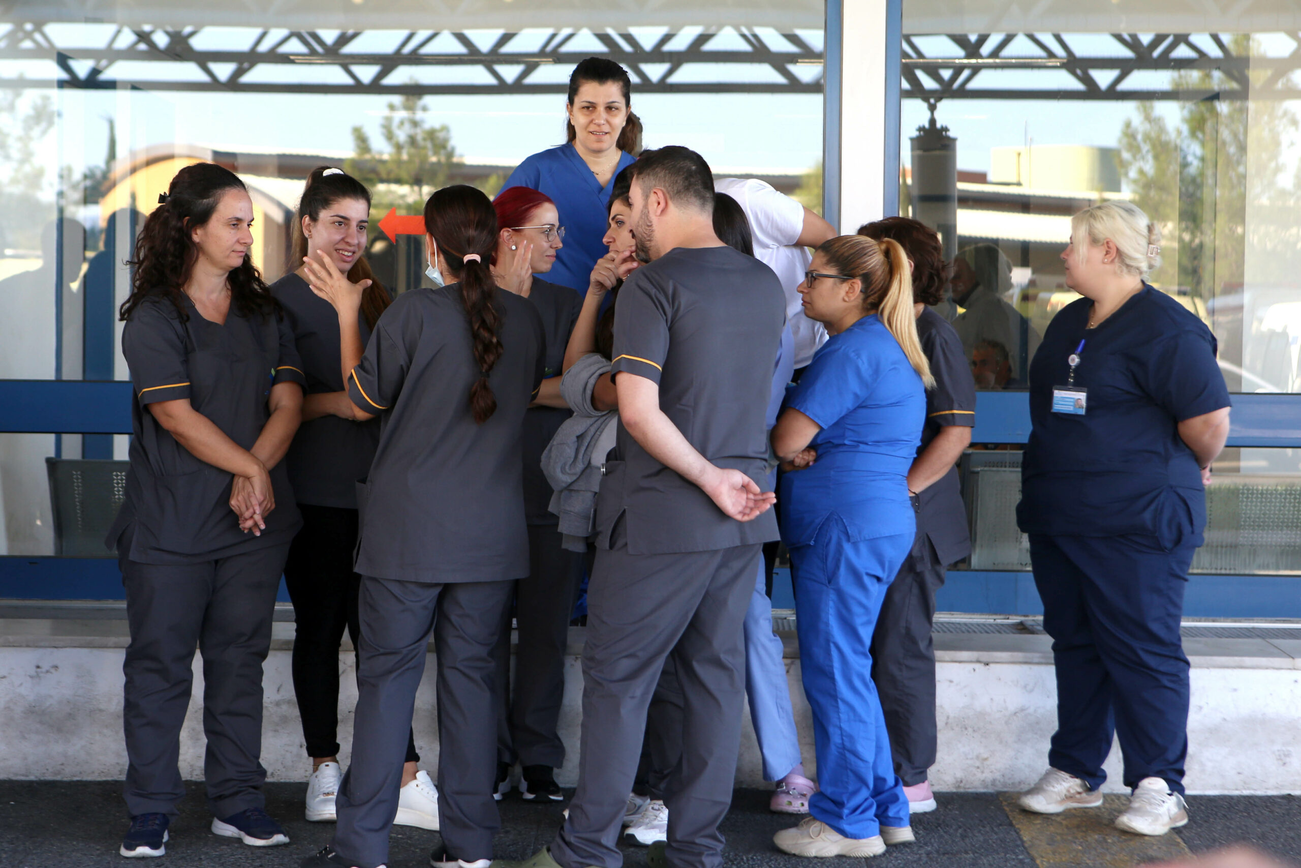 Άνω – κάτω όλοι για τους νοσηλευτές: Επιμένουν οι συντεχνίες στα περί υποστελέχωσης στον δημόσιο τομέα – «Εσείς ζητάτε υπερωρίες εκεί που δεν χρειάζονται», απαντά ο ΟΚΥπΥ