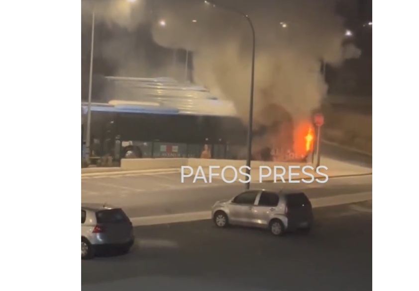 Πάφος: Καρέ-καρέ η πυρκαγιά σε λεωφορείο τα μεσάνυκτα