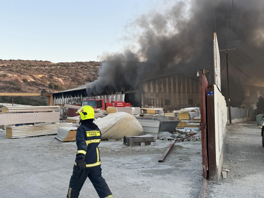 Ολοκληρωτική καταστροφή στο εργοστάσιο στη Μονή – Η φωτιά φέρεται να ξεκίνησε από σπινθήρα μηχανήματος