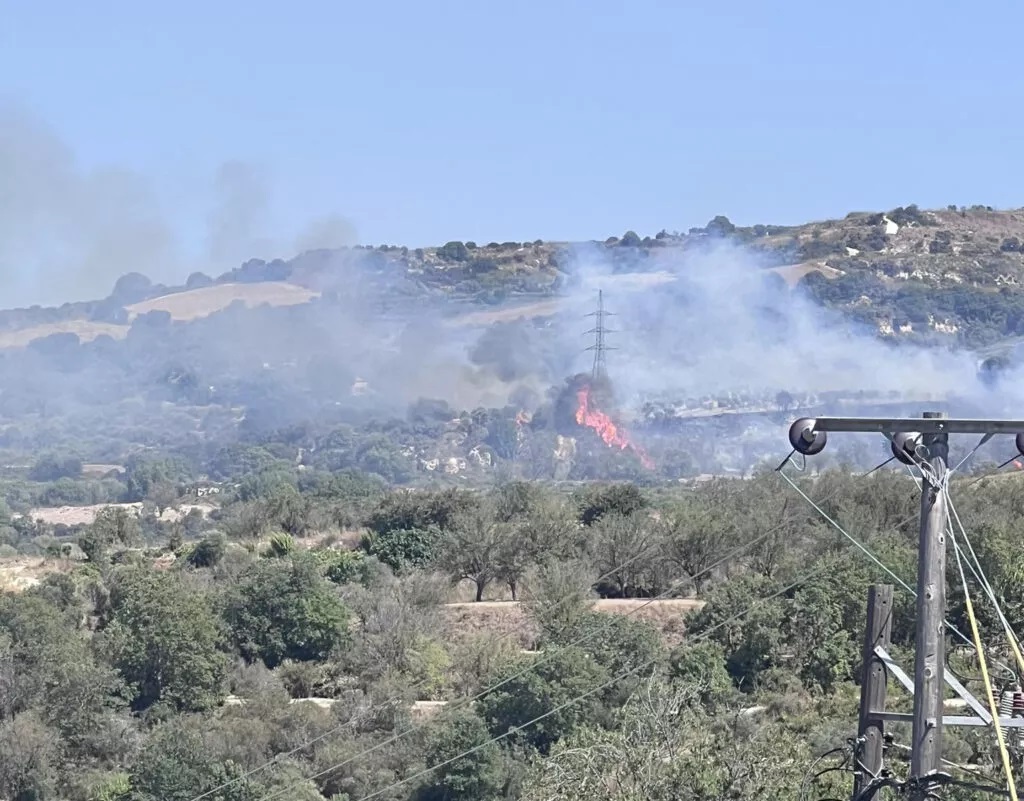Πυρκαγιά στην επαρχία Πάφου: Ξέσπασε φωτιά σε αγροτική περιοχή – Στη μάχη τρία πτητικά μέσα