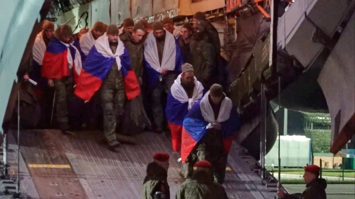 Ουκρανία και Ρωσία σχεδιάζουν επανεκκίνηση ανταλλαγών αιχμαλώτων – Στόχος να επιστρέψουν στην πατρίδα τους πριν από τα Χριστούγεννα