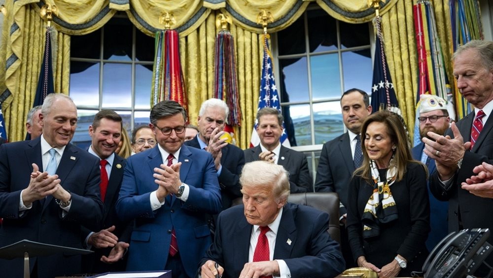 Τραμπ υπογράφει τον νόμο και τερματίζει το μεγαλύτερο shutdown στις ΗΠΑ