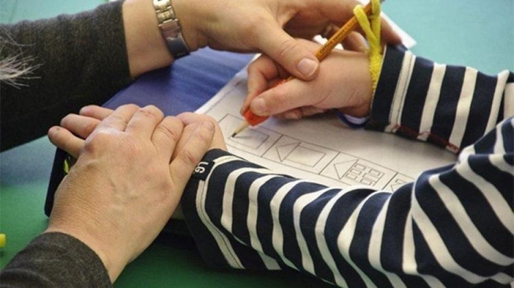 Αυξήθηκαν οι συνοδοί στα σχολεία: Οι αριθμοί από το 2016 μέχρι σήμερα και η αναλογία με τους μαθητές (Πίνακας)