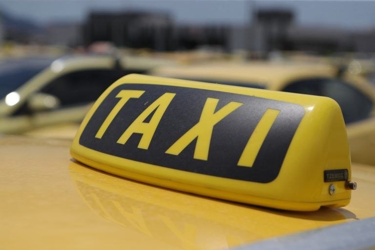 Κατεβάζουν χειρόφρενα τα ταξί στην Ελλάδα – Εξήγγειλαν 48ωρη απεργία με κινητοποιήσεις σε όλη την επικράτεια