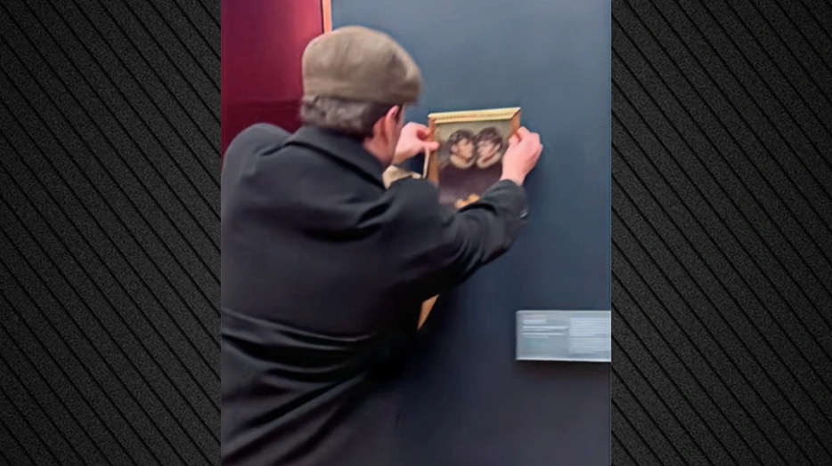 Βέλγοι TikTokers κρέμασαν το πορτρέτο τους δίπλα στη Μόνα Λίζα στο Λούβρο